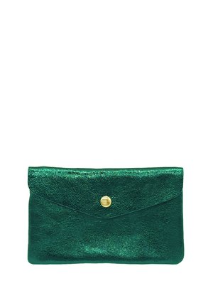 Petite pochette en cuir métallique vert avec un rabat et une fermeture à simple bouton rond doré sur fond blanc.
