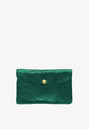 Petite pochette en cuir métallique vert avec un rabat et une fermeture à simple bouton rond doré sur fond blanc.