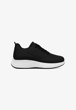 Zapatilla deportiva negra con un diseño aerodinámico, hecha de material sintético, que presenta una entresuela blanca y acentos texturizados, con cierre de cordones.