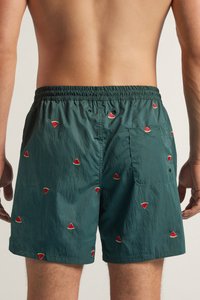 Bañadores verdes con motivos bordados de sandía, cintura elástica y un bolsillo trasero. Tela ligera y suave con un corte relajado.