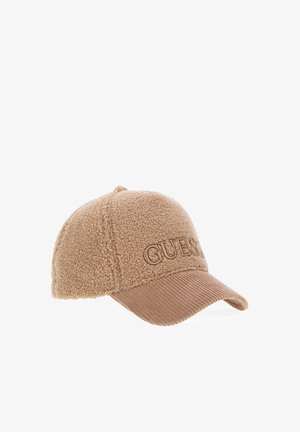Casquette de baseball beige texturée avec une couronne douce et duveteuse et une visière incurvée en tissu côtelé, présentant le mot brodé "GUESS" sur le devant.