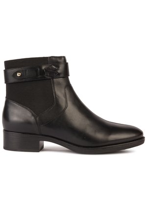 Stivale alla caviglia nero in pelle liscia, con pannello laterale elastico e una cintura decorativa con accentuazione dorata. Tacco basso impilato.