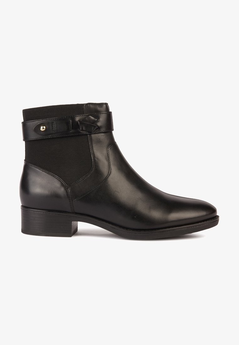 Stivale alla caviglia nero in pelle liscia, con pannello laterale elastico e una cintura decorativa con accentuazione dorata. Tacco basso impilato.