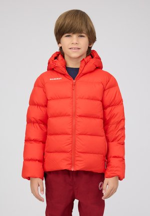 Giacca a vento rossa con zip frontale, cappuccio, design trapuntato e dettaglio con logo sulla spalla. Il tessuto sembra liscio e leggero.