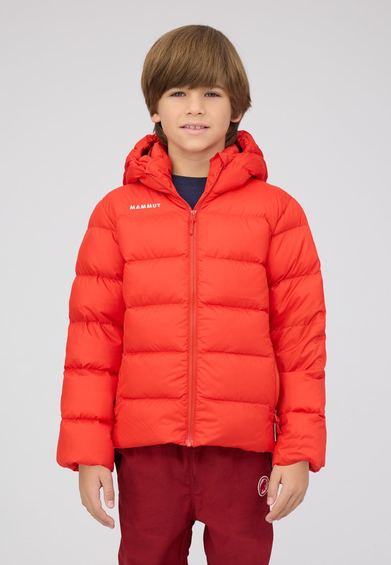 Rode pufferjack met een rits aan de voorkant, capuchon, gequilt ontwerp en logodetail op de schouder. De stof lijkt glad en lichtgewicht te zijn.