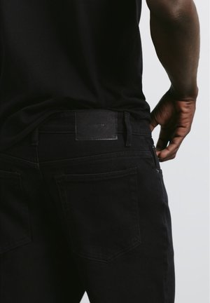 PULL&BEAR, SLIM FIT - JEANS - Džínsy tapered fit - black denim