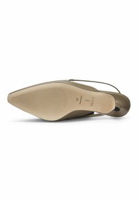 Scarpa con tacco a punta dalla finitura verde oliva lucida. Presenta una striscia sottile e una suola beige testurizzata con scanalature per una migliore aderenza.