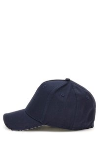 Gorra de béisbol en color navy con un diseño estructurado, corona redondeada, visera curva y costura decorativa blanca a lo largo del borde.