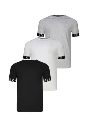 Tre kortermede t-skjorter med rund hals i svart, hvit og grå, med en liten logo på brystet og svarte ermebånd med hvit tekst.