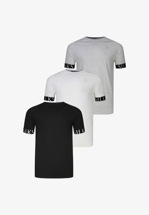 Drie T-shirts met korte mouwen en ronde hals in zwart, wit en grijs, met een klein logo op de borst en zwarte mouwbanden met witte tekst.