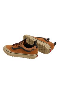 Smeđi nubuk tenisice s crnom prugom, okruglim vezicama i teksturiranom gumenom potplatom. Imaju držač za vuču i Vans oznaku sa strane.