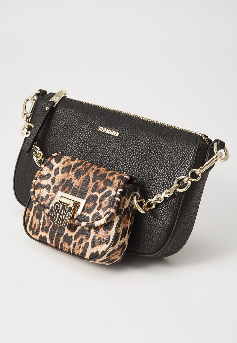 Schwarze strukturierte Handtasche mit einer abnehmbaren Mini-Tasche im Leopardenmuster. Mit goldenen Beschlägen und einem Kettenriemen ausgestattet. Stilvolles und funktionales Design.