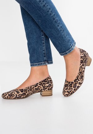 Balletflade i leopardmønster med en afrundet tå og en lav, stablet træhæl. Tekstureret stof med mørke og lyse brune mønstre.