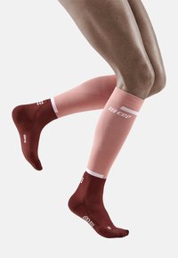 CEP THE RUN COMPRESSION SOCKS KNEE-HIGH WOMEN - MADE IN GERMANY - Kniekousen - rose dark red