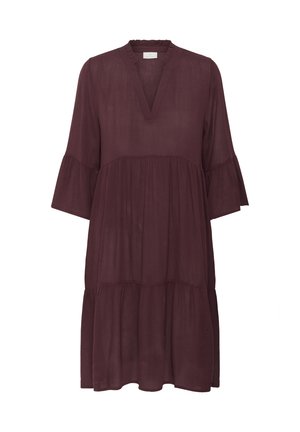 Abito a balze bordeaux realizzato in tessuto leggero, con scollatura a V e maniche corte a campana; presenta un collo arricciato e una texture liscia.