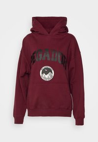 Burgundská mikina s kapucí s černým textem "PEGADOR" a pod ním kruhovou grafikou hory s nápisem "Žádná ztráta lásky, žádná nalezená láska."