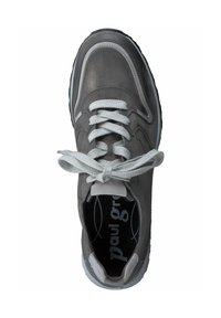 Baskets grises en cuir lisse avec des accents texturés. Présentent des lacets gris, un logo blanc à l'intérieur et une semelle rembourrée pour plus de confort.