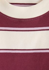Bordeaux og creme stribede stof med rund hals. Blød tekstur, der har vandrette striber i varierende bredder i lyserød og creme.