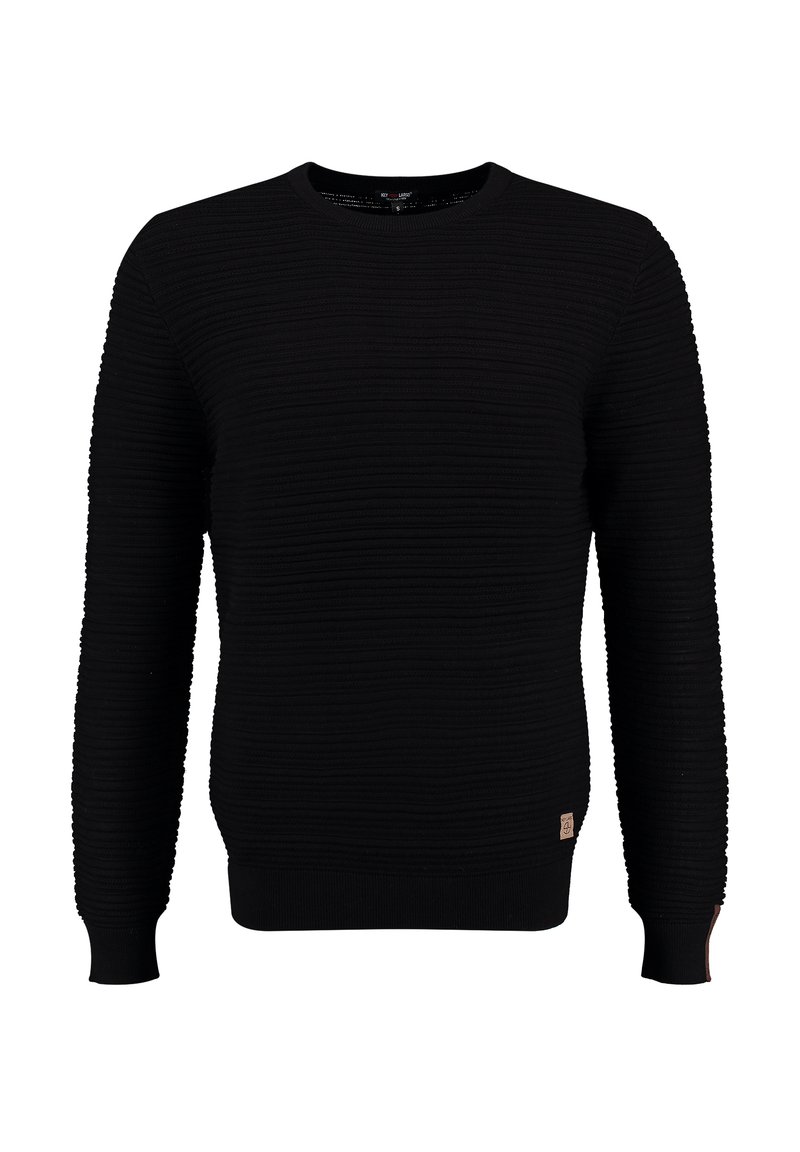 Pull noir avec un design texturé et côtelé, col rond, et manches longues. Présente une petite étiquette en cuir de marque en bas.