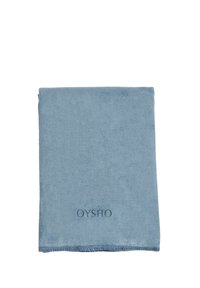 Puha kék mikroszálas törölköző, téglalap alakú, lágy textúrájú, varrott szélekkel és a bal alsó sarokban domború "OYSHO" logóval.