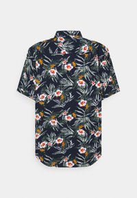 Korte mouwen shirt in marineblauwe stof met een bloemmotief van rode en gele bloemen en groene bladeren. Klassieke kraag en gebogen zoom.