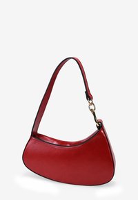 Bolso de mano de cuero rojo con forma curva, ribete negro contrastante y un cierre dorado. Presenta una única correa para el hombro para un fácil transporte.