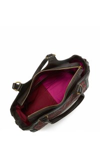 Borsa in pelle marrone con esterno testurizzato e accento rosso. Interno con fodera rosa e due scomparti con cerniera. Ferramenta dorata.