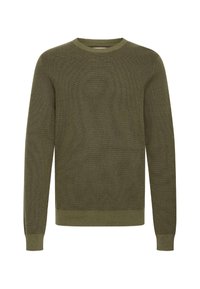 Maglione a maglia verde oliva con scollatura rotonda, maniche lunghe, polsini e orlo a coste, caratterizzato da un motivo testurizzato su tutta la superficie.