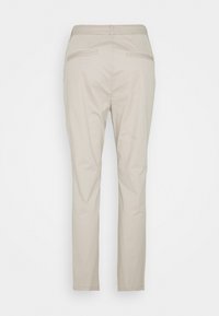 Pantalon beige à coupe droite, en tissu doux, avec une ceinture plate et deux poches arrière aux détails de couture discrète.