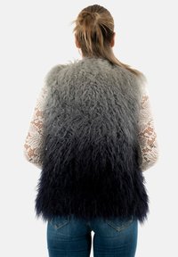 Gilet in pelliccia sintetica con un design ombre, che passa da un grigio chiaro nella parte superiore a un blu scuro nella parte inferiore. Presenta una superficie morbida e texturizzata.