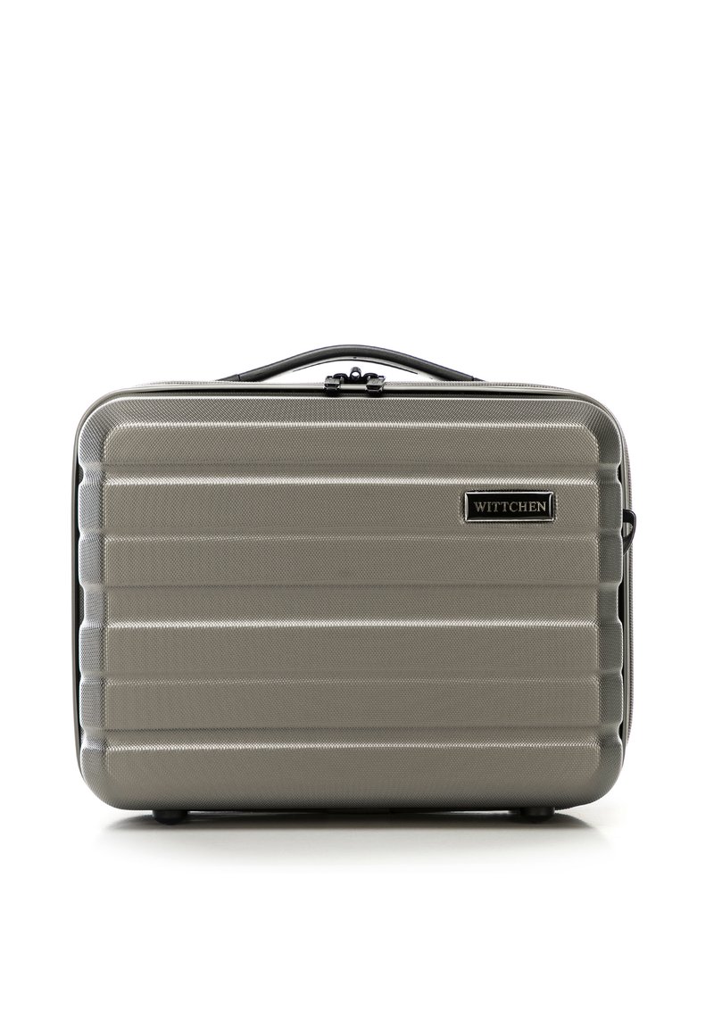 Custodia rigida per laptop di colore grigio con strisce verticali testurizzate, zip nera, maniglia superiore e placca con logo del marchio, con angoli smussati.