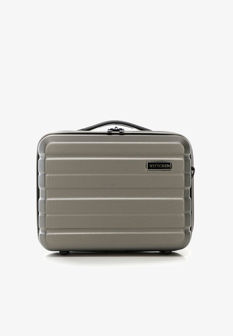 Harde laptop case in grijs met gestructureerde verticale lijnen, zwarte rits, handvat aan de bovenkant en merkembleem, met afgeronde hoeken.