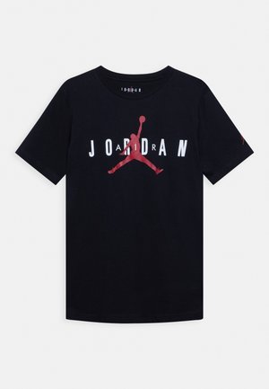 Sort bomulds-T-shirt med stort rødt og hvidt "JORDAN"-logo og et Jumpman-grafik i midten. Korte ærmer og rund hals.
