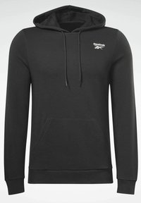 Sudadera negra con capucha y un bolsillo tipo canguro en la parte frontal, puños y dobladillo acanalados, que presenta un pequeño logo blanco de Reebok en la parte superior izquierda del pecho.