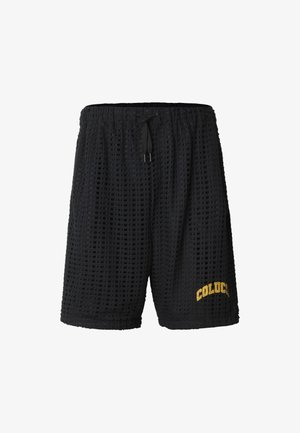 Černé síťované šortky s elastickým pasem, stahovací šňůrkou a žlutým nápisem "COLUC" na spodní pravé noze.