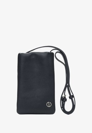 Zwarte leren schoudertas met een slank rechthoekig ontwerp, voorzien van een zilveren logo-accent en een lange verstelbare strap.