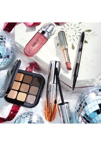 El set de maquillaje KIKO incluye un gloss labial brillante, un pintalabios mate, una paleta de sombras de ojos de 9 tonos, máscara de pestañas y lápiz de ojos, todo en diferentes estilos de empaquetado.