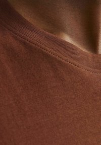Jack & Jones RUNDHALS - T-shirts print - brown
