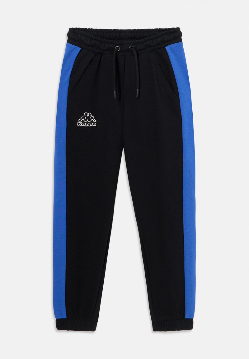 Pantaloni da jogging neri con pannelli laterali blu, vita elastica, cordino regolabile e tasche. Include un logo bianco Kappa vicino alla tasca sinistra.
