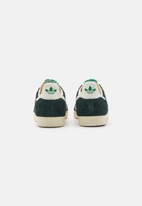 adidas Originals GAZELLE UNISEX - Sporta apavi - mineral green/off white/cream white