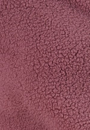 Textura de tela malva con una apariencia suave y esponjosa. La superficie presenta un pelo denso con un patrón ligeramente irregular.