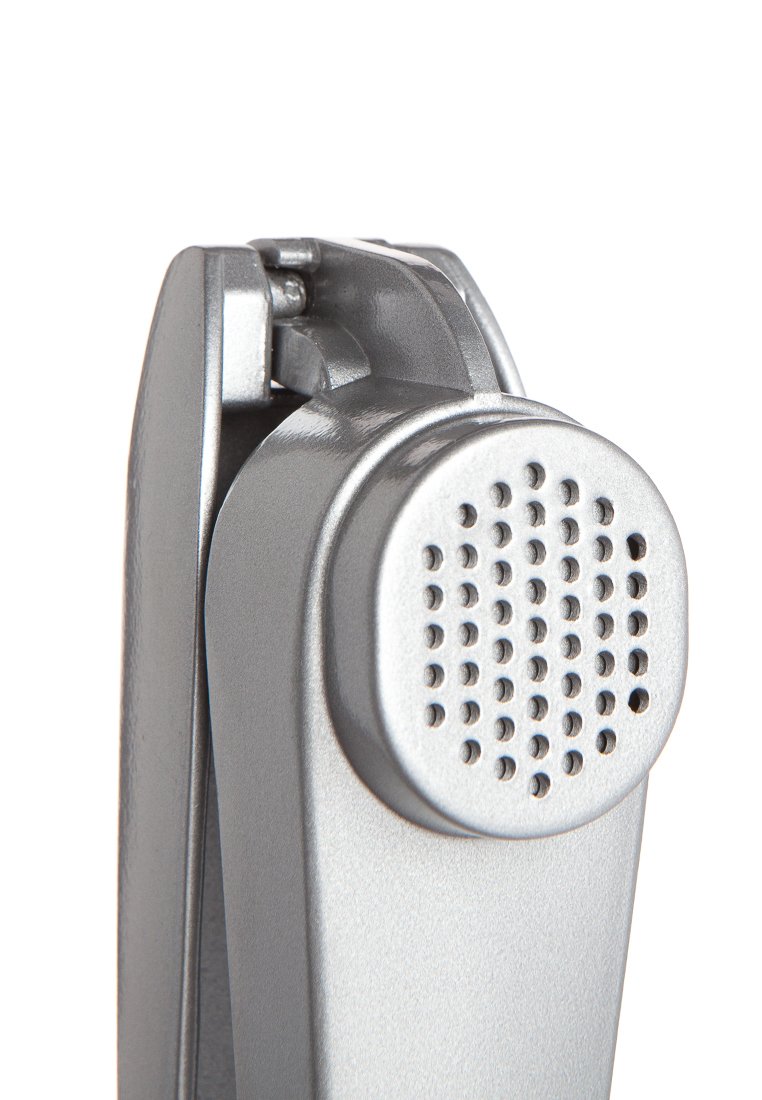 Metallisch silberner Hefter mit rundem, perforiertem Oberteil und kantigem Gehäuse. Glatte Textur, kompakte Form und flexibles Scharniermechanismus.