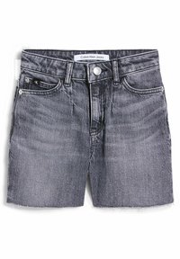 Shorts de mezclilla en negro desgastado, con un dobladillo deshilachado, diseño clásico de cinco bolsillos y cierre de botón en tono plateado con etiqueta de la marca.