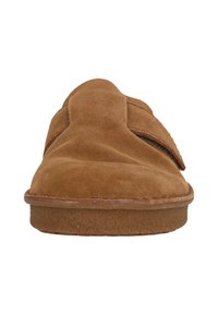 Braune Wildleder-Slipper mit runder Zehenform, gesteppten Akzenten und strukturiertem Gummisohle. Verfügt über einen breiten Riemen über dem Obermaterial.