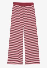 Punane ja valge triibuline laia jala pant, millel on elastne vöökoht, valmistatud kergest kangast ning omab ühtlaselt jaotatud horisontaalseid triibu.