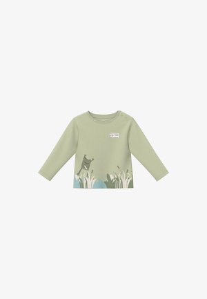 Jasnozielona koszulka z długim rękawem dla malucha z wzorem żaby i trawy oraz naszywką "nie martw się, bądź szczęśliwy" na piersi.