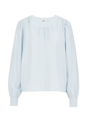 Lichtblauwe blouse met lange mouwen en V-hals, lichte rimpelingen onder de halslijn, uitlopende schouders en smalle manchetten.