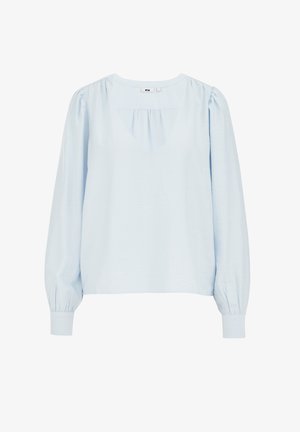 Lyseblå langærmet bluse med V-hals, lett rynker nedenfor halsudskæringen, puffede skuldre og tætsiddende manchetter.