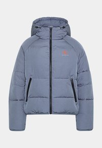 Giubbino grigio in piuma con cappuccio, dotato di zip frontale, due tasche laterali con zip e un logo ricamato sul petto.