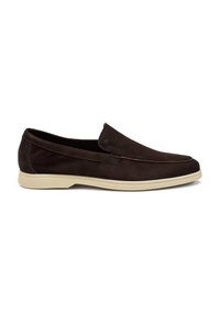 Scarpe slip-on in suede marrone con suola in gomma crema, caratterizzate da una texture liscia e un design aerodinamico per un facile indossamento.